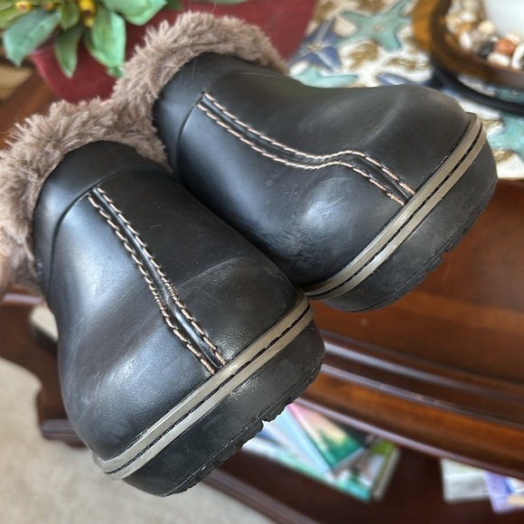 CROCS Cobbler Eva Clogs Black w/ Walnut Faux Fur Lining Slip On Casual Shoes - Picture 15 of 16